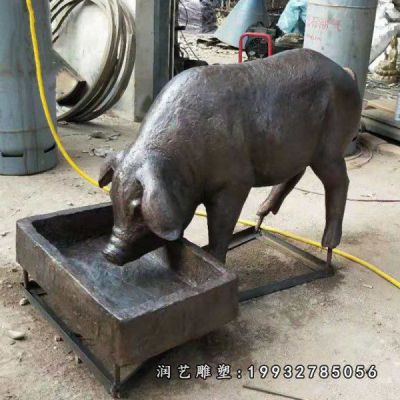 道路旁猪动物铜雕 